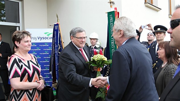 Prezident Milo Zeman zahjil tdenn nvtvu Vysoiny na krajskm ad. krtce pohovoil se zastupiteli a dostal celou adu dar. Hejtman Ji Bhounek prezidentovi vnoval knihu jeho vlastnch bonmot.