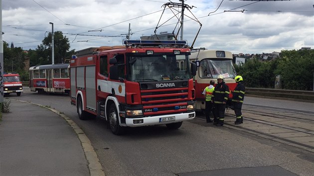 U zastvky vandovo divadlo v Praze 5 hoela dopoledne tramvaj. Pot byla odtaena do Hluboep (21.6.2016).