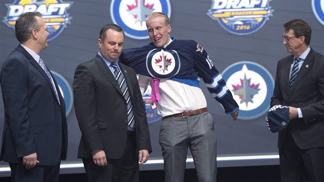 Dvojka draftu NHL 2016 Patrik Laine oblk dres Winnipegu.