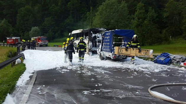 esk autobus se kolky vyhoel v ter odpoledne u obce Altenmarkt bei St. Gallen v centrlnm Rakousku. severnm trsku.