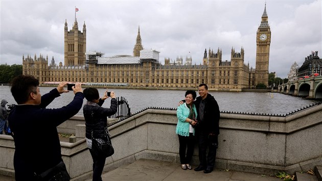 nt turist se fot u britskho parlamentu.