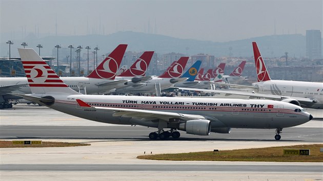 Letadla Turkish Airlines na Atatrkov letiti v Istanbulu.