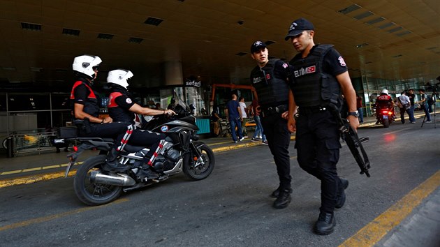 Policist na Atatrkov letiti v Istanbulu.