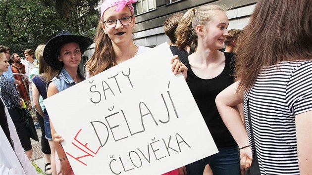 Studenti Masarykova gymnzia v Plzni protestovali proti odchodu uitele Antonna Kole. (28. ervna 2016)