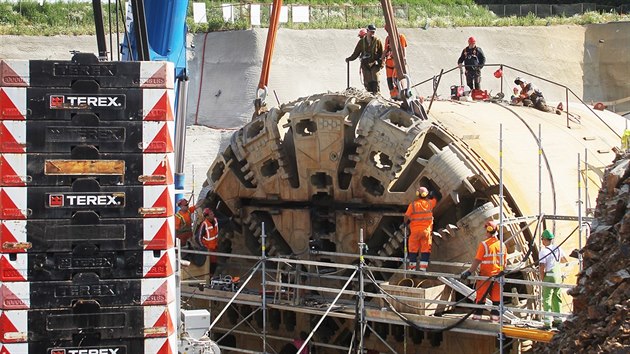 Technici u plzeskho portlu rozebraj razic tt. Kolos se pesune ke Kyicm, kde zane na podzim budova druh tubus elezninho tunelu. (29. ervna 2016)