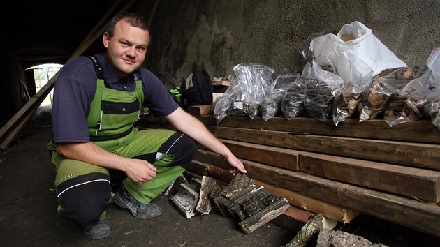 Archeolog Michal Bernek se zdobenmi kachlemi z kamnsk dlny Georg Kummerer Eger.