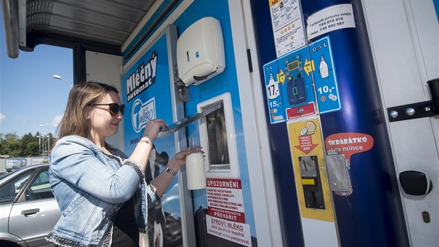 Mlékomat u obchodního centra Čepkov ve Zlíně.
