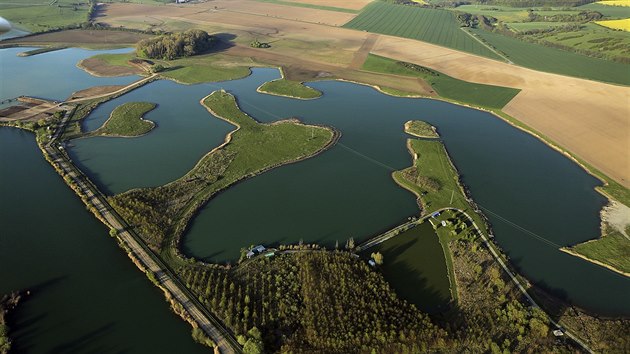 V lokalitě mezi obcemi Napajedla, Spytihněv a Topoln&aacute; se za pětadvacet let vytěžilo okolo &scaron;esti milionů tun &scaron;těrkop&iacute;sku. Teď se děl&aacute; jej&iacute; rekultivace.