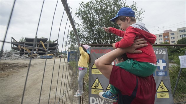 Demolice pitahuje velkou pozornost obyvatel Zlna.