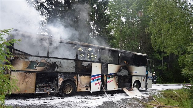 V ptek odpoledne dolo u obce Vn na Pbramsku k poru autobusu, ve kterm v tu chvli cestovalo 53 lid (20.6.2016)