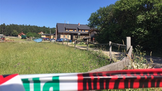 Ve tvrtek odpoledne policie pijala telefont, e v dom v obci Hudlice byla nalezena mrtv tla dvou mu(23.6.2016).