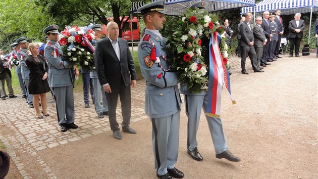 Uctn pamtky obtem komunismu probhlo u pomnku, kter zatkem ervna poniil vandal (28.6.2016)