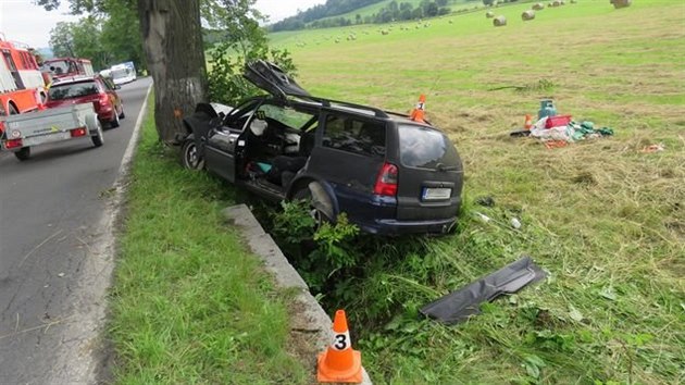 idi na kraji ulov na Jesenicku zejm kvli mikrospnku vyjel ze silnice a narazil do propusti a stromu.