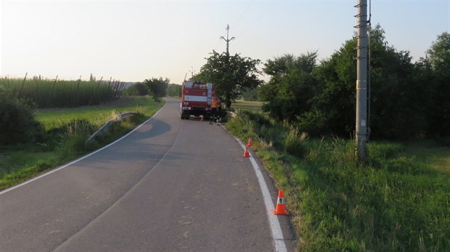 Opil mladk, kter nem idisk prkaz, na Perovsku projdl zatku pli rychle, nezvldl zen a najel na svodidla. Vz skonil pevrcen v koryt potoka.