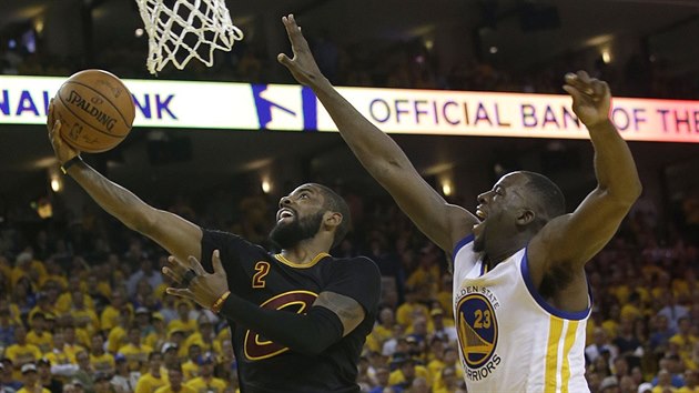 Kyrie Irving (vlevo) z Clevelandu zakonuje na ko Golden State, sth ho Draymond Green.