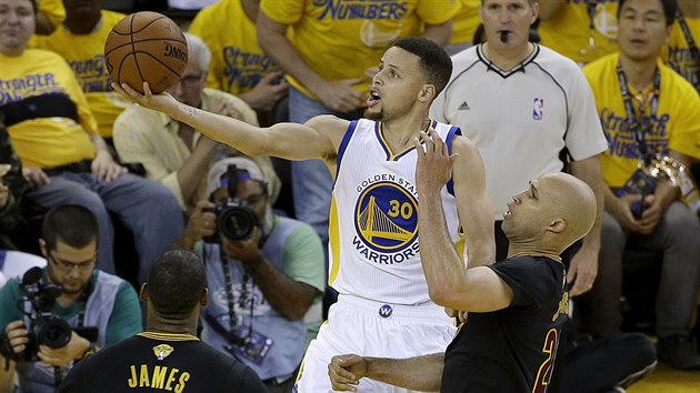 Stephen Curry (v blm) z Golden State jde s mem do koe Clevelandu, brn ho Richard Jefferson (vpravo), sleduje LeBron James.