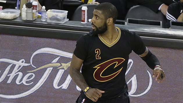 Kyrie Irving z Clevelandu se raduje z rozhodujc stely v sedmm finle NBA.