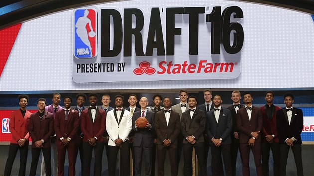 Hvzdy draftu NBA 2016 obklopuj komisione Adama Silvera.