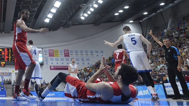 esk basketbalista Patrik Auda se raduje, Tunisan rozebraj, kde udlali v obran chybu.