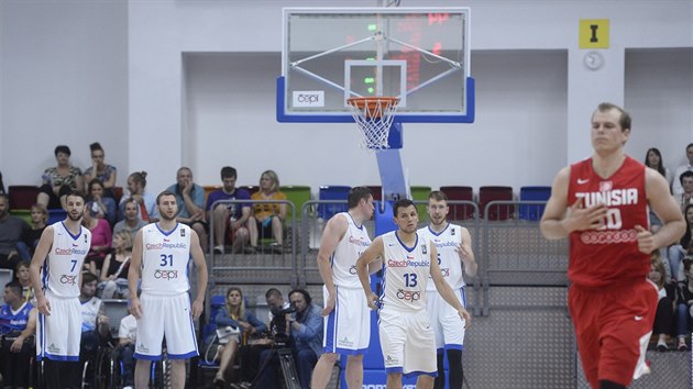 Tunisk reprezentant Michael Roll (zcela vpravo) a ptice eskch basketbalist - zprava Patrik Auda, Jakub iina, Pavel Houka, Martin K a Vojtch Hruban.