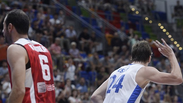 esk basketbalista Jan Vesel se raduje bhem duelu s Tuniskem.