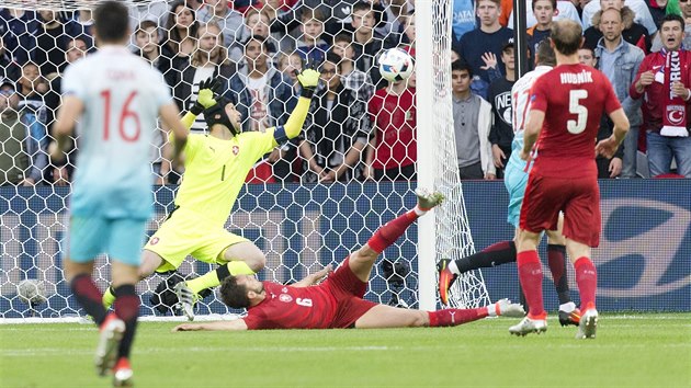 PRO ESK TM JE ZLE. 10. minuta a ei prohrvaj s Tureckem 0:1. Petr ech inkasoval po rychlm brejku, skluzem se snail situaci hasit stoper Tom Sivok, ale Buraka Yilmaze (vpravo s slem 17) neuhldal.