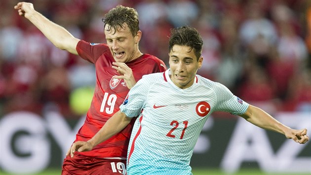 Ladislav Krej (vlevo) a Emre Mor z Turecka v souboji o baln