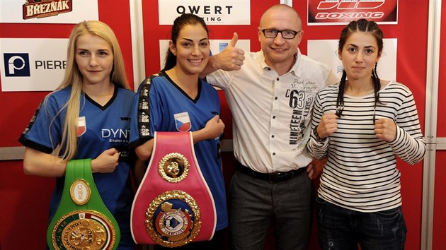 Boxerky na tiskov konferenci ped akc Box Live st. Zleva stoj Fabina Bytyqi, Lucie Sedlkov a kou Luk Konen.