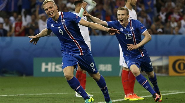 ISLANDSK VBUCH. Kolbeinn Sigthorsson pidal druh gl fotbalist Islandu v osmifinle proti Anglii.