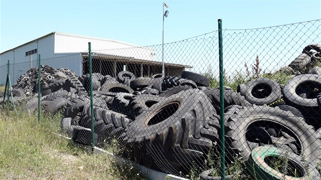 Stovky tun pneumatik, kter se staly ekologickou hrozbou.