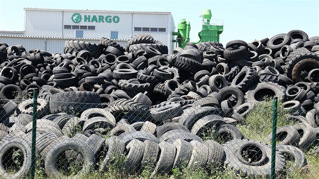 Stovky tun pneumatik, kter se staly ekologickou hrozbou.