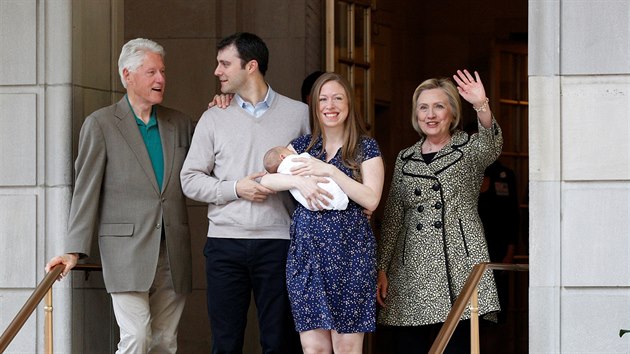 Bill Clinton, Marc Mezvinsky, Chelsea Clintonov a jej syn Aidan a Hillary Clintonov (New York, 20. ervna 2016)