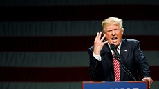 Donald Trump ení na mítinku v Greensboro ve stát Severní Karolína (14....
