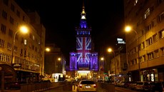 Hlasuje pro setrvání. Obí Union Jack na varavském Paláci kultury a vdy (21....