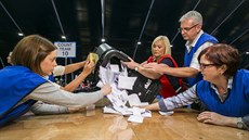 Sčítání hlasů z britského referenda o setrvání v EU v Belfastu (24. června 2016) Sčítání hlasů z britského referenda o setrvání v EU v Belfastu (24. června 2016)
