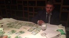 Ruští vyšetřovatelé zveřejnili snímky gubernátora Belycha se stoeurovými... Ruští vyšetřovatelé zveřejnili snímky gubernátora Belycha se stoeurovými...