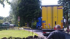 Zbloudilý kamion nemohl kvůli zábranám vjet na most v Šemnici, musel se pracně... Zbloudilý kamion nemohl kvůli zábranám vjet na most v Šemnici, musel se pracně...