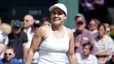 Americká tenistka Bethanie Matteková-Sandsová se usmívá pi zápase proti...