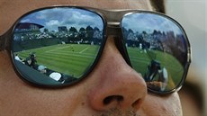 Dní ve Wimbledonu zachycené pes brýle jednoho z difvák.