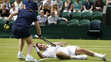 PÁD. eský tenista Radek tpánek pi wimbledonském utkání s Kyrgiosem...