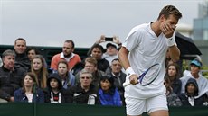 eský tenista Tomá Berdych zachycen bhem dohrávky 1. kola Wimbledonu.