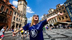 Osvěžení z kropícího vozu na pražském Staroměstském náměstí. Osvěžení z kropícího vozu na pražském Staroměstském náměstí.