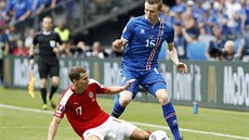 Florian Klein obral protihráe Jóna Bödvarssona skluzem o balon v zápase...