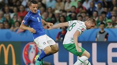 SOUBOJ OSMIEK. Ital Alessandro Florenzi zasekl balon ped irským fotbalistou...