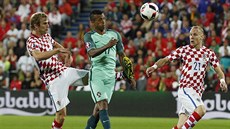 Chorvatský obránce Ivan Strini nakopl ve vápn portugalského Naniho, rozhodí...