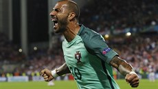 HRDINA NÁRODA. Stídající Ricardo Quaresma vstelil jediný gól zápasu s...