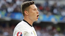 Nmecký záloník Julian Draxler slaví branku do sít Slovenska.