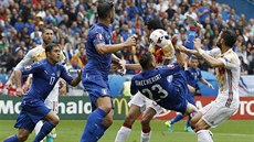 Italský záloník Emanuele Giaccherini na Euru 2016 stílí gól Belgii, branká Thibaur Courtois zasáhnout nedokázal.