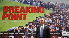 Nigel Farage pózuje ped plakátem, který kritizuje pístup EU k uprchlické...
