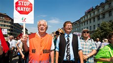 Odpůrci války a Severoatlantické aliance se sešli na demonstraci na Václavském... Odpůrci války a Severoatlantické aliance se sešli na demonstraci na Václavském...